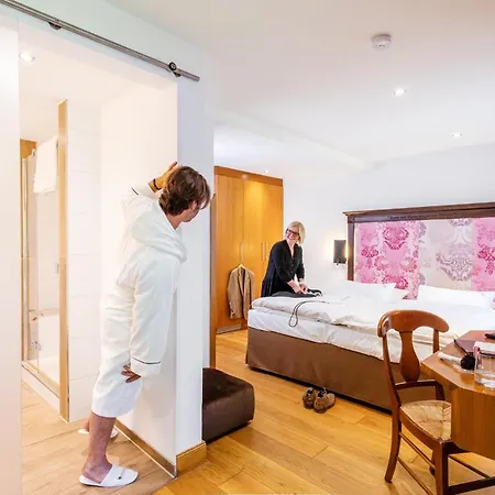 호텔 Romantik Hof Zur Linde 4*