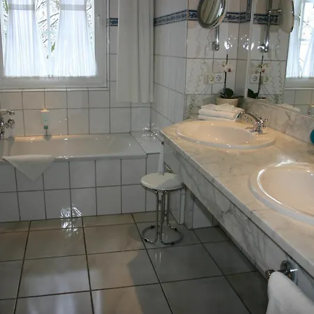 Hotel Romantik Hof Zur Linde 4*