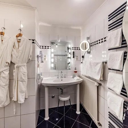 Romantik Hof Zur Linde Отель