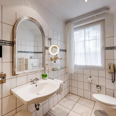 Отель Romantik Hof Zur Linde 4*