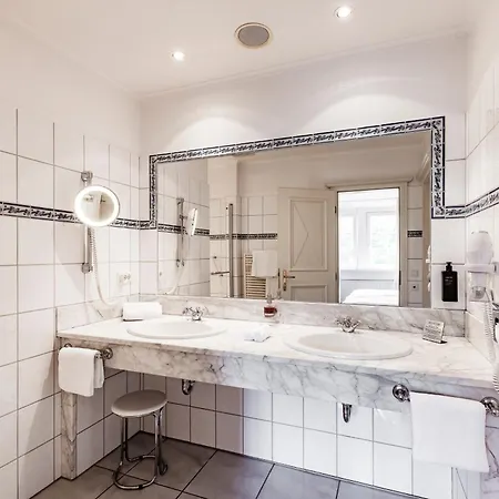 Romantik Hof Zur Linde Отель 4*