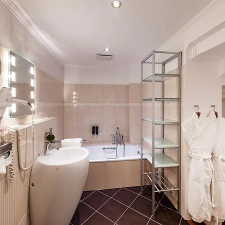 Romantik Hof Zur Linde Szálloda 4*