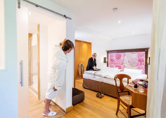 호텔 Romantik Hof Zur Linde 4*